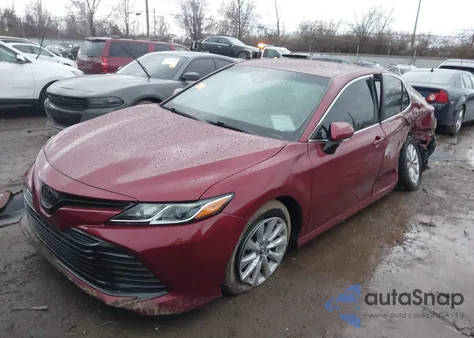 2018 Toyota Camry Le z USA, uszkodzony, nr VIN 4T1B11HK1JU571875